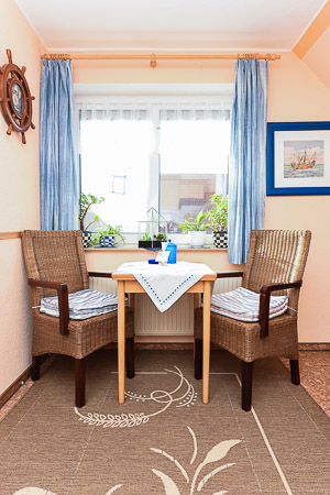 Ferienwohnung „Haus Liekedeeler“ - Wohnzimmer mit integriertem Küchenbereich