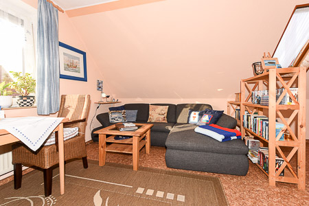 Ferienwohnung „Haus Liekedeeler“ - Wohnzimmer mit integriertem Küchenbereich