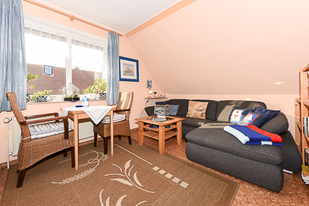 Ferienwohnung „Haus Liekedeeler“ - Wohnzimmer mit integriertem Küchenbereich