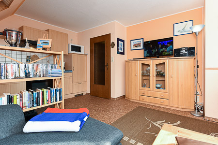 Ferienwohnung „Haus Liekedeeler“ - Wohnzimmer mit integriertem Küchenbereich