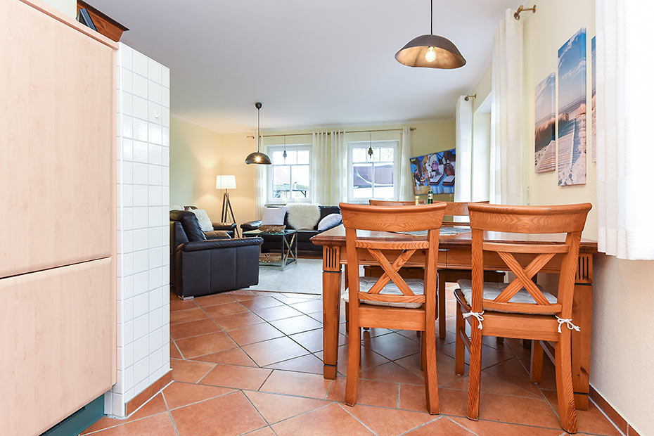 Ferienwohnung „Kleine Möwe“ - Wohnzimmer mit integriertem Küchenbereich