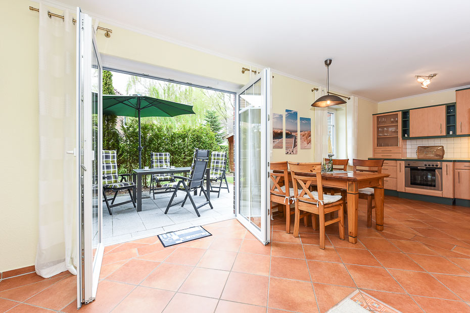 Ferienwohnung „Kleine Möwe“ - Wohnzimmer mit integriertem Küchenbereich