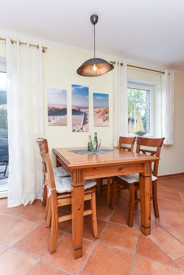 Ferienwohnung „Kleine Möwe“ - Wohnzimmer mit integriertem Küchenbereich