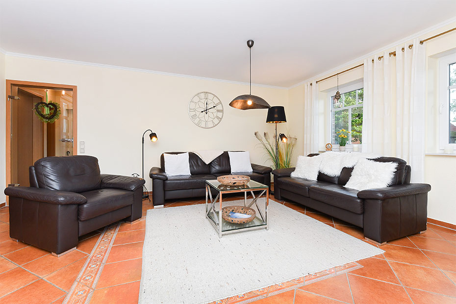 Ferienwohnung „Kleine Möwe“ - Wohnzimmer mit integriertem Küchenbereich