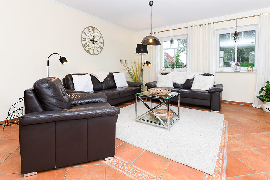 Ferienwohnung „Kleine Möwe“ - Wohnzimmer mit integriertem Küchenbereich
