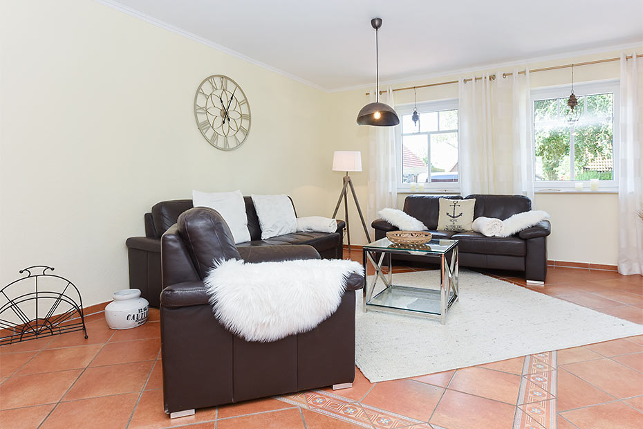 Ferienwohnung „Kleine Möwe“ - Wohnzimmer mit integriertem Küchenbereich