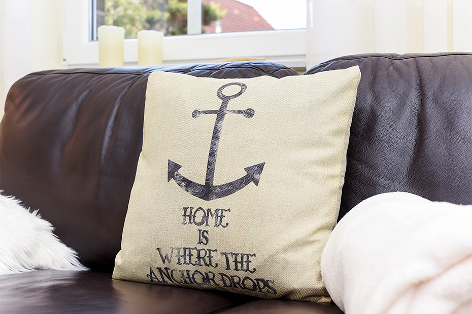 Ferienwohnung „Kleine Möwe“ - Wohnzimmer mit integriertem Küchenbereich