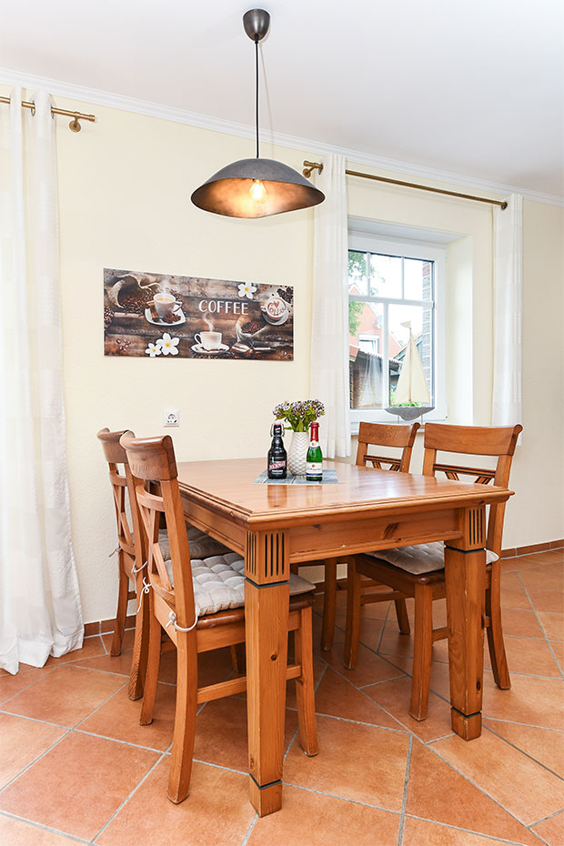 Ferienwohnung „Kleine Möwe“ - Wohnzimmer mit integriertem Küchenbereich