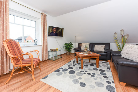 Ferienwohnung „Wattwürmchen“ - Wohnzimmer mit integriertem Küchenbereich