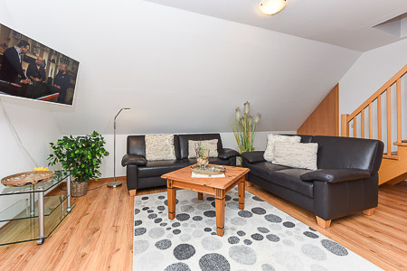 Ferienwohnung „Wattwürmchen“ - Wohnzimmer mit integriertem Küchenbereich