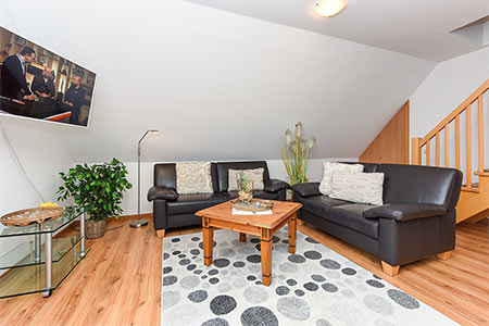 Ferienwohnung „Wattwürmchen“ - Wohnzimmer mit integriertem Küchenbereich