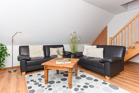 Ferienwohnung „Wattwürmchen“ - Wohnzimmer mit integriertem Küchenbereich