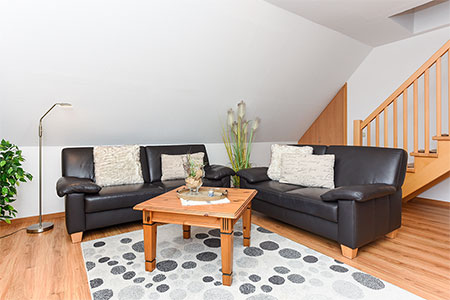 Ferienwohnung „Wattwürmchen“ - Wohnzimmer mit integriertem Küchenbereich