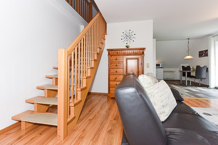 Ferienwohnung „Wattwürmchen“ - Wohnzimmer mit integriertem Küchenbereich