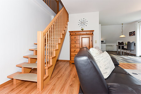 Ferienwohnung „Wattwürmchen“ - Wohnzimmer mit integriertem Küchenbereich