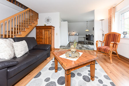 Ferienwohnung „Wattwürmchen“ - Wohnzimmer mit integriertem Küchenbereich