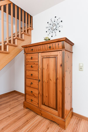 Ferienwohnung „Wattwürmchen“ - Wohnzimmer mit integriertem Küchenbereich