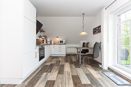 Ferienwohnung „Wattwürmchen“ - Wohnzimmer mit integriertem Küchenbereich