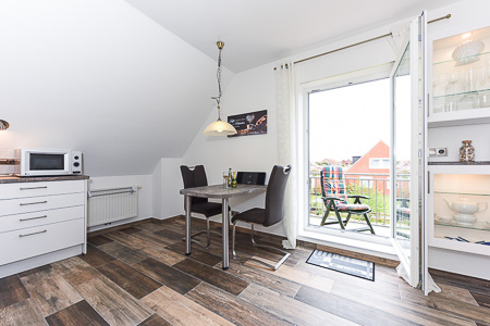 Ferienwohnung „Wattwürmchen“ - Wohnzimmer mit integriertem Küchenbereich