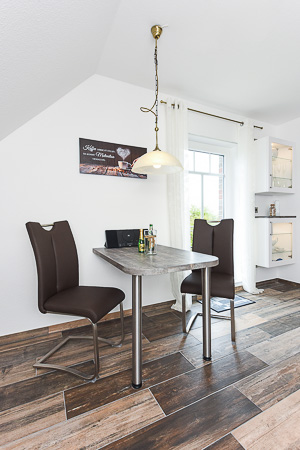 Ferienwohnung „Wattwürmchen“ - Wohnzimmer mit integriertem Küchenbereich