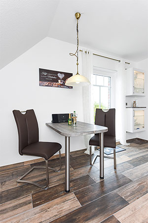 Ferienwohnung „Wattwürmchen“ - Wohnzimmer mit integriertem Küchenbereich