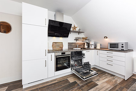 Ferienwohnung „Wattwürmchen“ - Wohnzimmer mit integriertem Küchenbereich