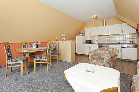 Ferienwohnung „Flut“ - Wohnzimmer mit integriertem Küchenbereich