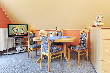 Ferienwohnung „Flut“ - Wohnzimmer mit integriertem Küchenbereich