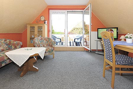 Ferienwohnung „Flut“ - Wohnzimmer mit integriertem Küchenbereich