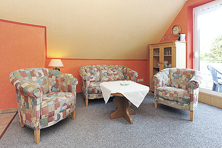 Ferienwohnung „Flut“ - Wohnzimmer mit integriertem Küchenbereich