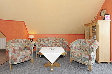 Ferienwohnung „Flut“ - Wohnzimmer mit integriertem Küchenbereich