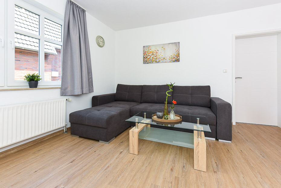Ferienwohnung „Ebbe“ - Wohnzimmer mit integriertem Küchenbereich