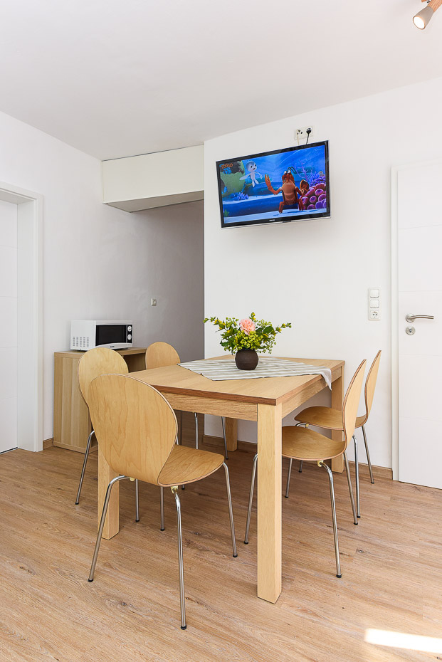 Ferienwohnung „Ebbe“ - Wohnzimmer mit integriertem Küchenbereich