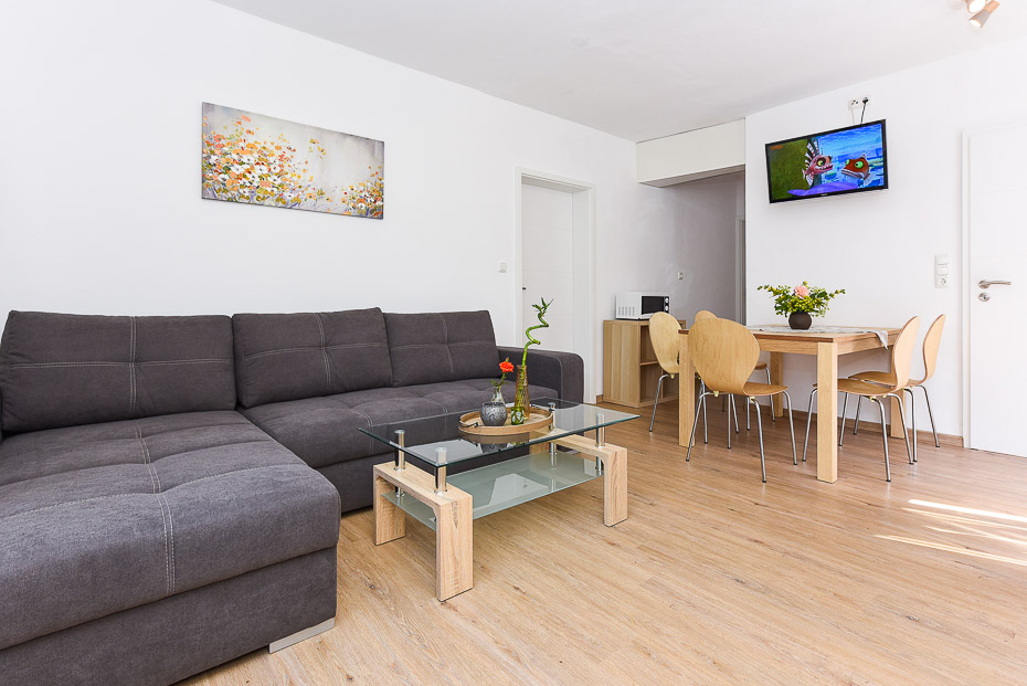 Ferienwohnung „Ebbe“ - Wohnzimmer mit integriertem Küchenbereich