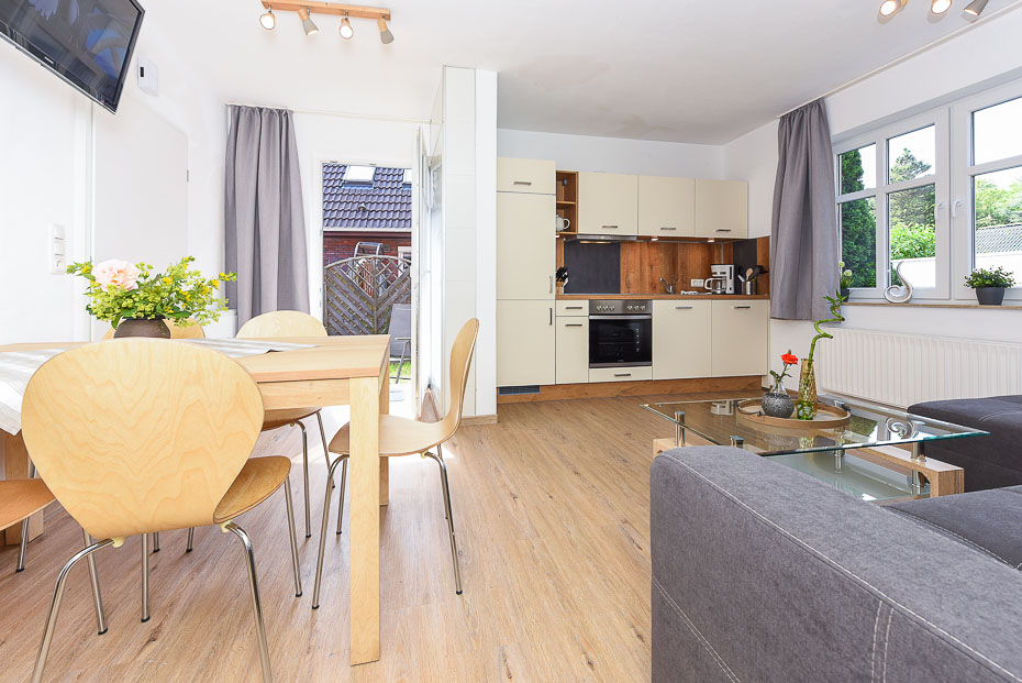 Ferienwohnung „Ebbe“ - Wohnzimmer mit integriertem Küchenbereich