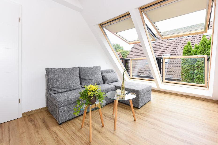 Ferienwohnung „Flut“ - Wohnzimmer mit integriertem Küchenbereich