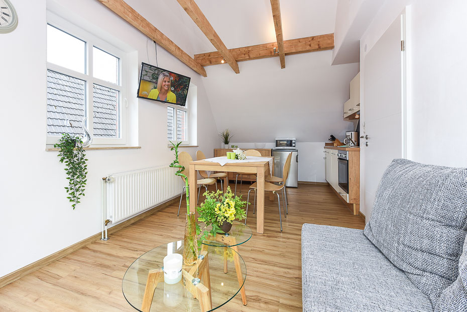 Ferienwohnung „Flut“ - Wohnzimmer mit integriertem Küchenbereich