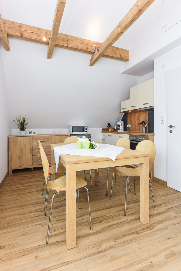 Ferienwohnung „Flut“ - Wohnzimmer mit integriertem Küchenbereich