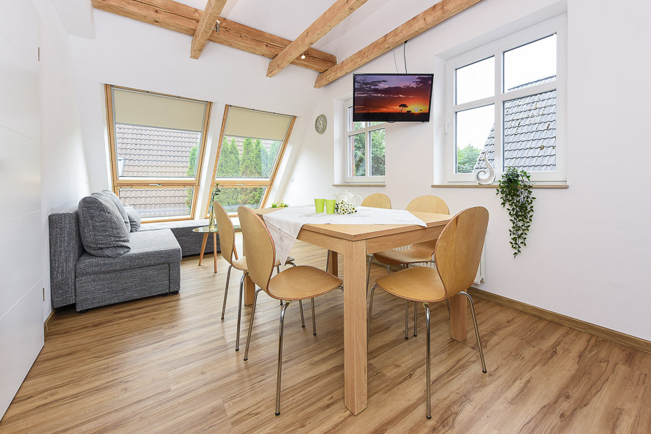 Ferienwohnung „Flut“ - Wohnzimmer mit integriertem Küchenbereich