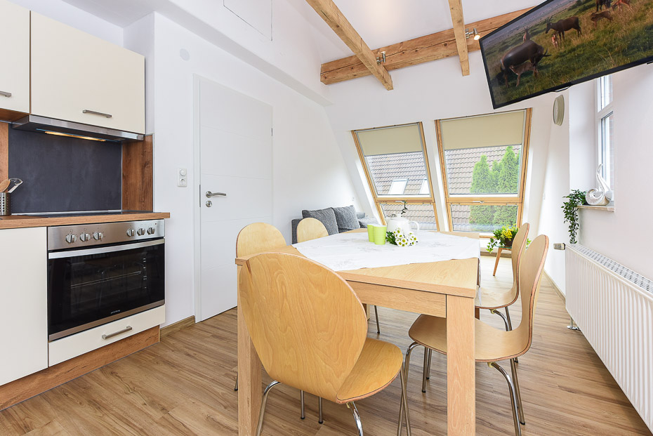 Ferienwohnung „Flut“ - Wohnzimmer mit integriertem Küchenbereich