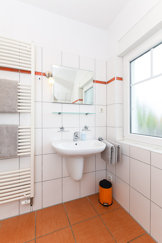 Ferienhaus „Möwenweg“ - Badezimmer 2 im Obergeschoss