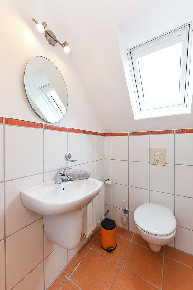 Ferienhaus „Möwenweg“ - separates WC im Obergeschoss