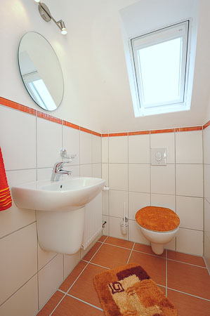 Ferienhaus „Möwenweg“ - separates WC im Obergeschoss