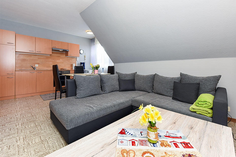 Ferienwohnung „Meer“ - Wohnzimmer mit integriertem Küchenbereich