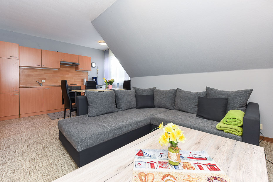 Ferienwohnung „Meer“ - Wohnzimmer mit integriertem Küchenbereich