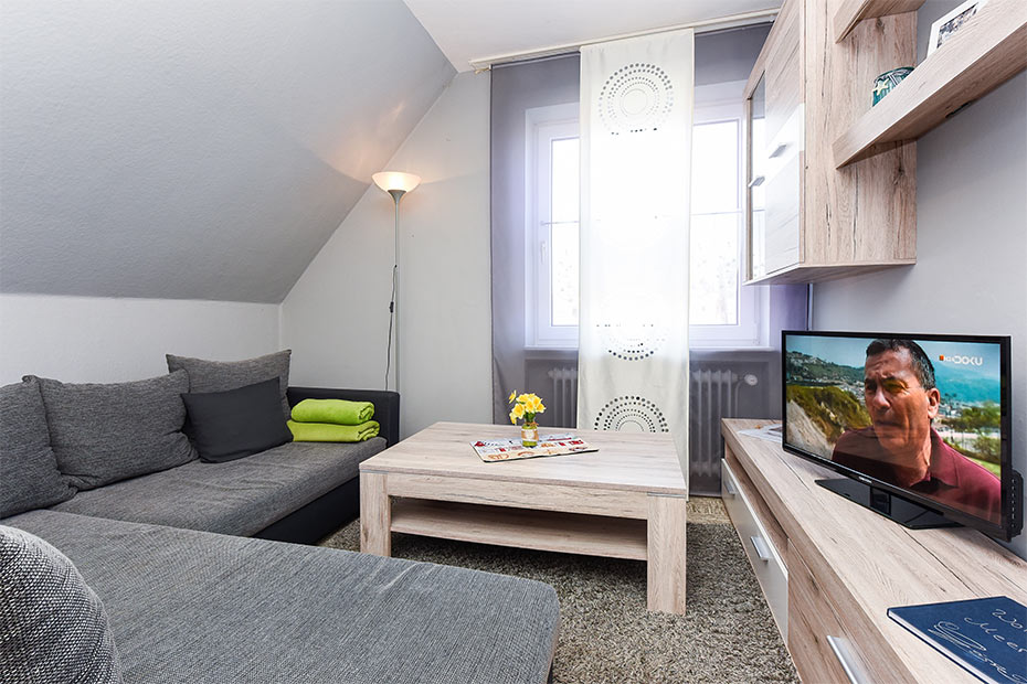 Ferienwohnung „Meer“ - Wohnzimmer mit integriertem Küchenbereich