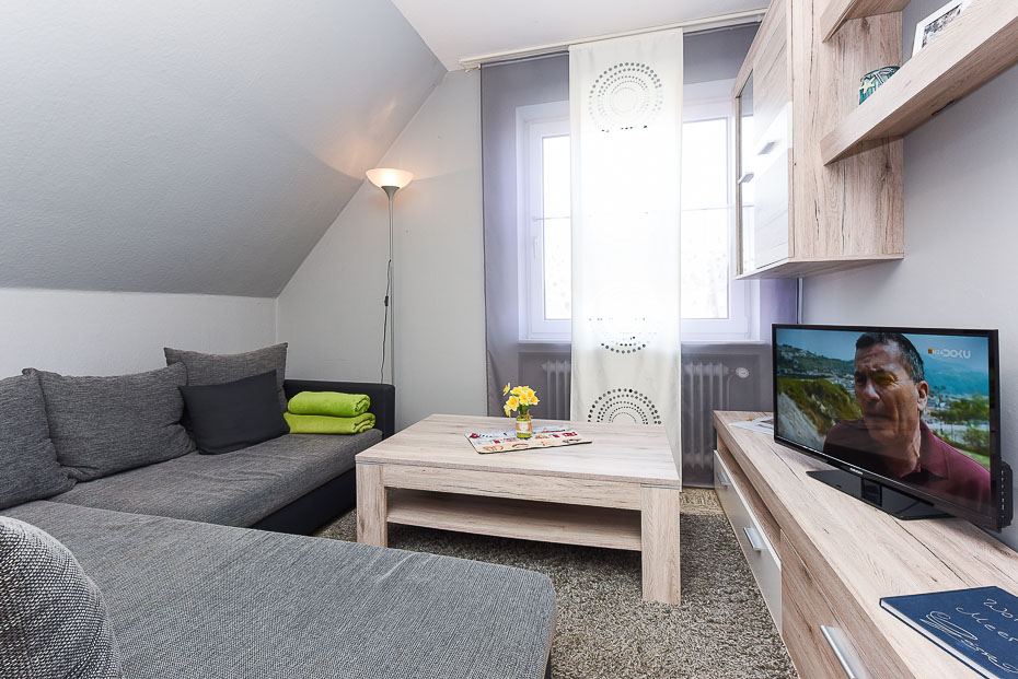 Ferienwohnung „Meer“ - Wohnzimmer mit integriertem Küchenbereich