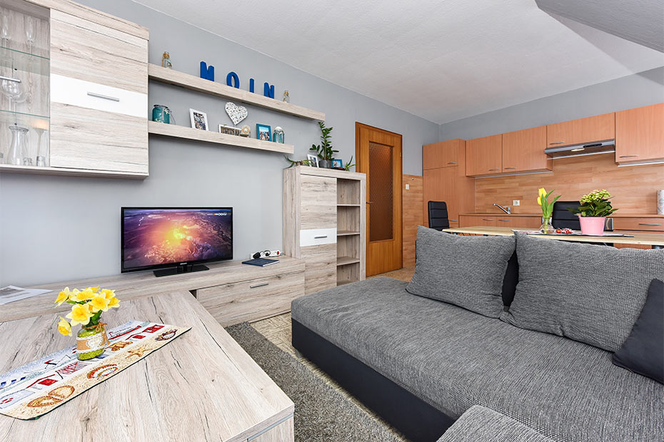 Ferienwohnung „Meer“ - Wohnzimmer mit integriertem Küchenbereich