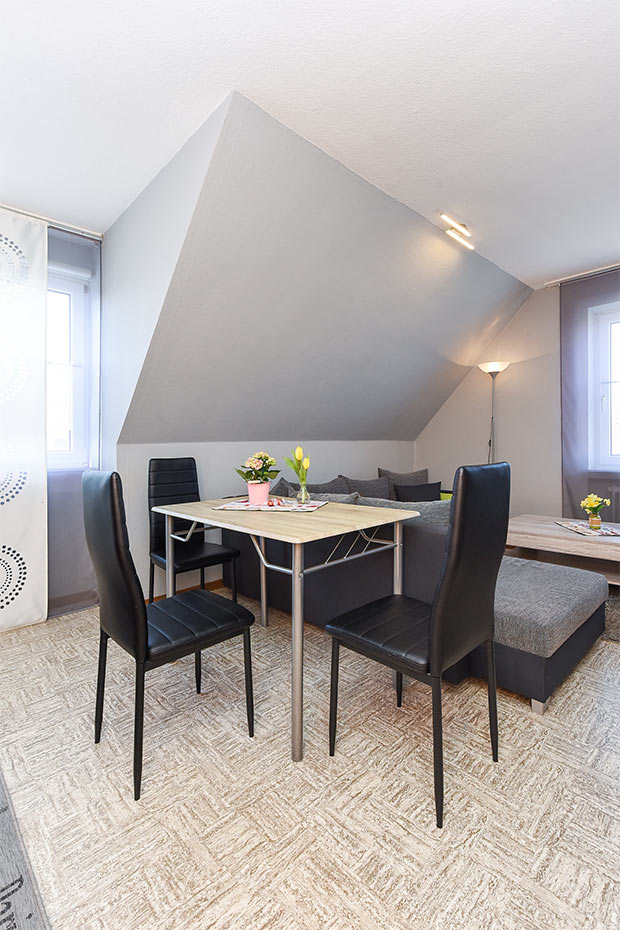 Ferienwohnung „Meer“ - Wohnzimmer mit integriertem Küchenbereich