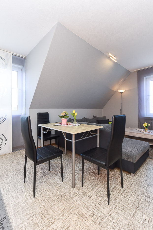 Ferienwohnung „Meer“ - Wohnzimmer mit integriertem Küchenbereich